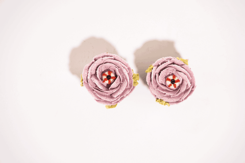 An animation of two Halloween cupcakes with buttercream eyeball details